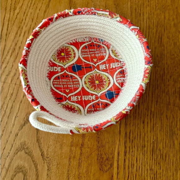 Trivet & small basket ‘Hey Jude' theme fabric - Picture 4 of 7